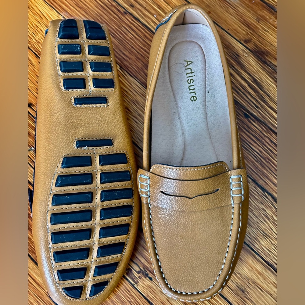 Women's classic leather comfort penny loafer Carmel  shoe sz 11